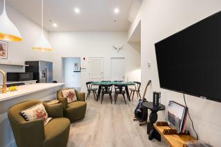 Sleeps 24 Rooftop Game Room Outdoor Spaces Just 10 Min to Broadway Outrider by AvantStay - 8