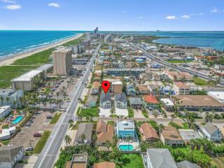 New Luxury Condo Near Beach - 8