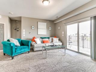 Stylish & Spacious, Pool, Nintendo Switch, King bed - West Des Moines - 2