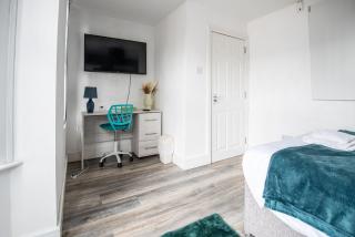 Contractor-Friendly 2Bed Apartment, Near City Centre, Sleeps 4 with Free Parking - 8