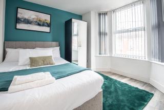 Contractor-Friendly 2Bed Apartment, Near City Centre, Sleeps 4 with Free Parking - 0