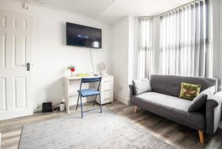 Contractor-Friendly 2Bed Apartment, Near City Centre, Sleeps 4 with Free Parking - 2