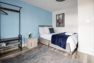 Hiltop 2Bed Apartment, Near City Centre, Sleeps 4 with Parking - 4