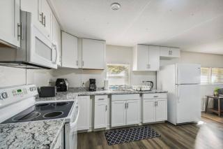 Close to USF-Two Living Rooms-Outdoor Games - 7