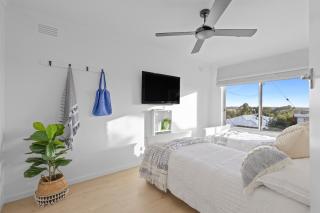 Chic Coastal Retreat - 9