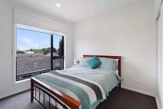 Sunny 2BR Getaway in Newtown - 5