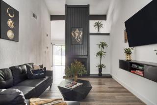 Modern Home w Shared Pool Yard Prime Location Fairlawn Lane B by AvantStay - 0