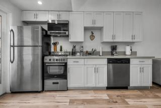 Loft-Style 1-Bedroom Apartment with Balcony & Private Parking in Hollywood - 8