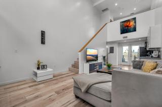 Loft-Style 1-Bedroom Apartment with Balcony & Private Parking in Hollywood - 4