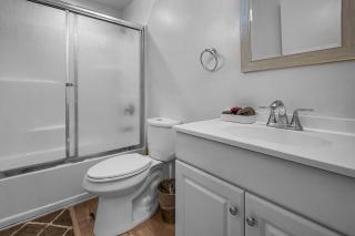 Loft-Style 1-Bedroom Apartment with Balcony & Private Parking in Hollywood - 3