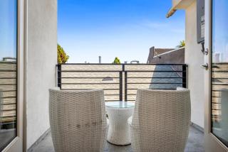 Loft-Style 1-Bedroom Apartment with Balcony & Private Parking in Hollywood - 1