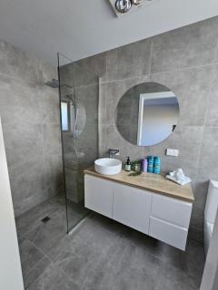 George Town Villa - Outdoor Alfresco - aircon FREE WIFI - Central location near MTB Trails - 6