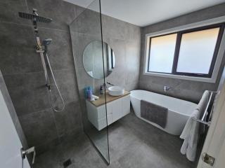George Town Villa - Outdoor Alfresco - aircon FREE WIFI - Central location near MTB Trails - 1