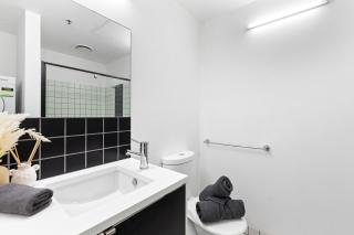 A Cozy 2BR Apt Walk to CBD Free Parking - 3