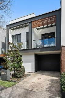 Spacious 4BR Family Home in Ryde - 4