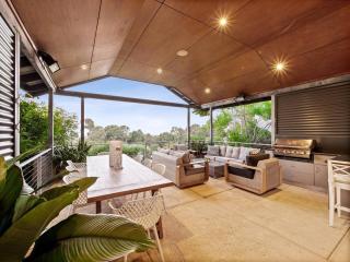 Cohala - Luxe Hillside Retreat with Theatre and Garden - 7