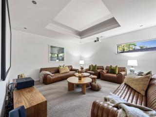 Cohala - Luxe Hillside Retreat with Theatre and Garden - 8