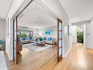 Cohala - Luxe Hillside Retreat with Theatre and Garden - 1
