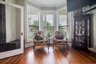 Prime location-Walk to food, Bars and Wineries! - 2
