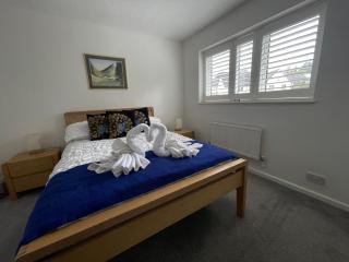 Riverside 2 Bedroom Townhouse with Car Charger - 4