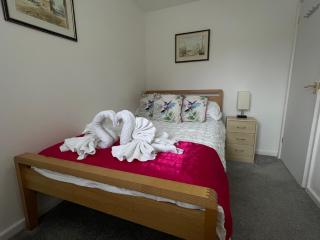 Riverside 2 Bedroom Townhouse with Car Charger - 3