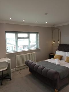 7 bed 3 bath M25 Long term Parking - 6