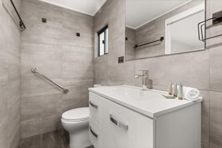 Bright 1-Bed Apartment with Garden Views - 2