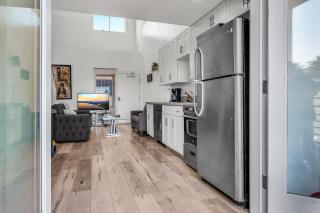 Lux Hollywood Loft 1BR with Balcony & Private Parking 10 Min to Downtown LA - 5