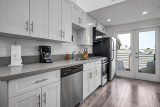 Lux Hollywood Loft 1BR with Balcony & Private Parking 10 Min to Downtown LA - 3