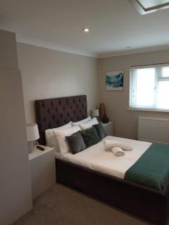 7 bed 3 bath M25 Long term Parking - 2