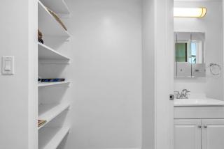 Lux Hollywood Loft 1BR with Balcony & Private Parking 10 Min to Downtown LA - 2