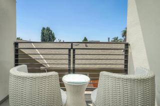 Lux Hollywood Loft 1BR with Balcony & Private Parking 10 Min to Downtown LA - 1