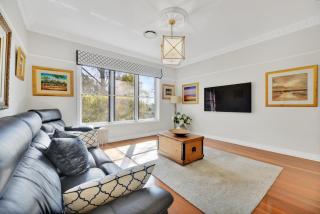 Expansive Cotswold Hills Retreat with Garden BBQ - 0