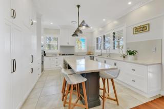 Expansive Cotswold Hills Retreat with Garden BBQ - 7