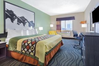 Super 8 by Wyndham Kokomo - 2