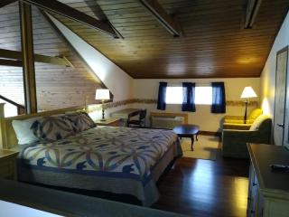 Shady Woods Retreat 3BR Chalet - 7
