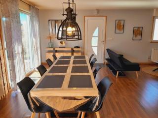 CHALET RÉCENT - BILLARD - BABYFOOT - PING PONG - MINI GOLF - WIFI - JARDIN - TERRASSE - 4 CHAMBRES - 2 à 8 PERSONNES - 2