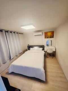 Spacious 2BR by DDP Station Perfect for Families & Friends Walk to Seoul Attractions - 0