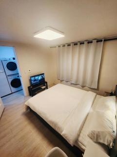 Spacious 2BR by DDP Station Perfect for Families & Friends Walk to Seoul Attractions - 3