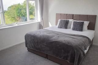 Spacious 3-Bed Retreat Near M4 Swansea - 1
