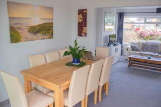 Spacious 3-Bed Retreat Near M4 Swansea - 0