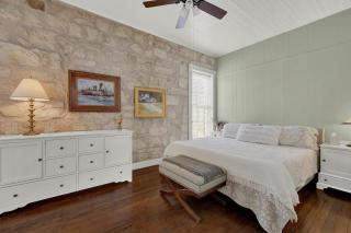 Fountain Suite-Stay Right on Historic Main Street in the Heart of Fredericksburg - 2