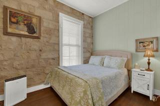 Fountain Suite-Stay Right on Historic Main Street in the Heart of Fredericksburg - 1