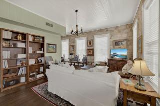 Fountain Suite-Stay Right on Historic Main Street in the Heart of Fredericksburg - 6
