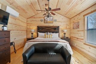 Gorgeous Cabin on Main-Steps to Pacific War Museum - 1