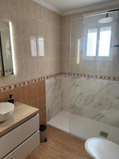 Sunny South Terrace - Brand-New Apartment - 3