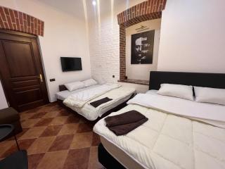 HOUSE of UKRAINE на площі Ринок з приватним БОМБОСХОВИЩЕМ - 1