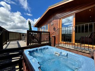 Skylark Lodge with Hot Tub - 6