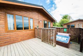 Skylark Lodge with Hot Tub - 0