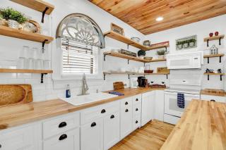 Luxury Near Main with Hot Tub - 1
